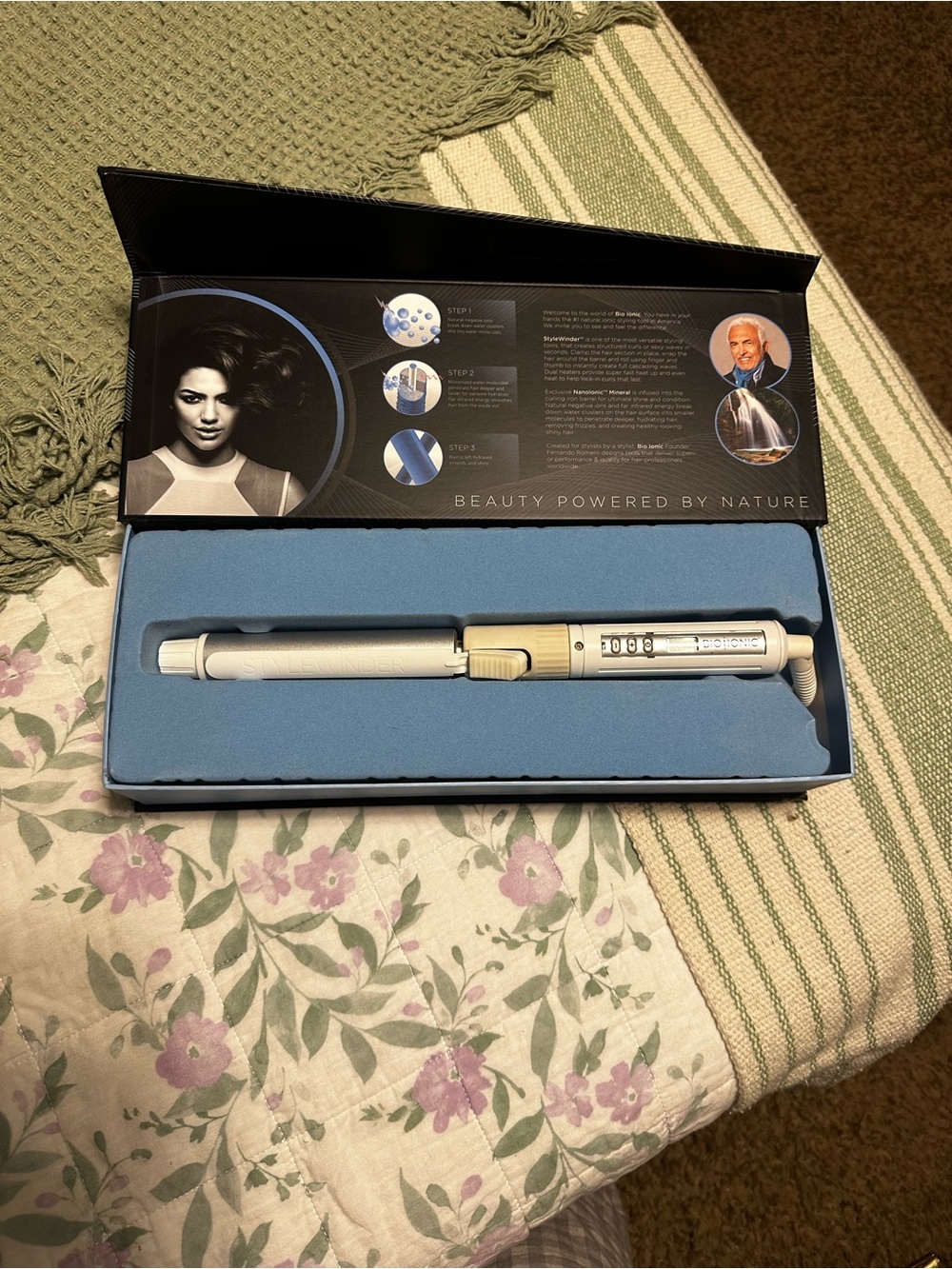 White and Gold Ceramic Curling Wand for Smooth Curls